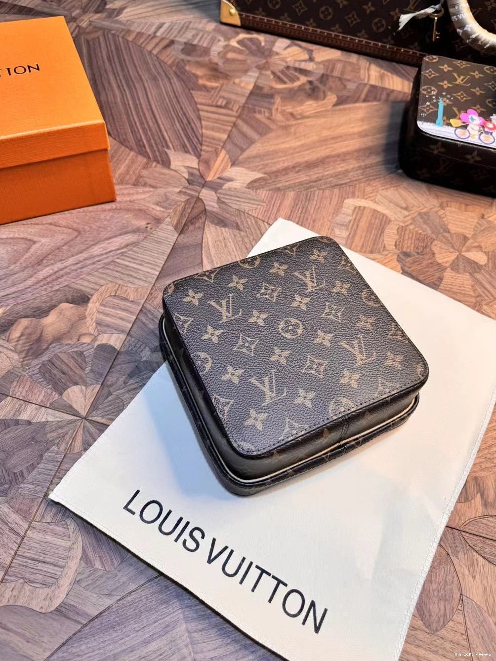 CUSTOM SQUARE CASE LV VANITY 0825